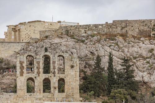 Wake Up to the Acropolis in a Hidden Gem - image 7
