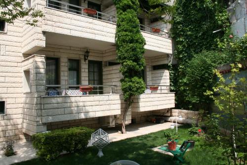 Single Room with Back Garden View image 3
