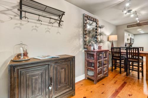 Buckanoe Condo -Hiking Trails Wood-Burning Fireplace Community Pools in Holcomb, USA