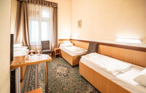 3 twin beds
