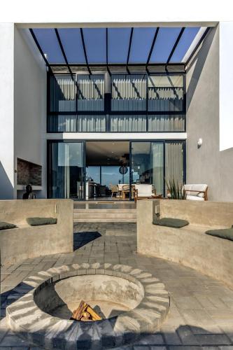 נוף חוץ, Villa Serenity Luxury Beachfront Retreat in ראנד רייפלס