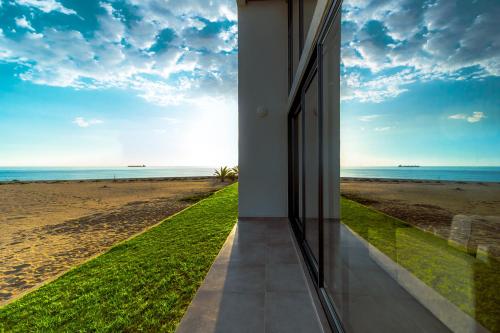 מרפסת, Villa Serenity Luxury Beachfront Retreat in ראנד רייפלס