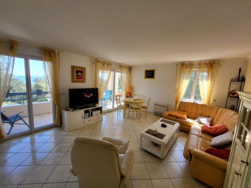 Beach 5 mins walk,Wi-fi,AC,Pool,Parking,Elevator near au petit creux