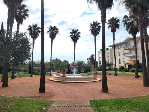 Beach 5 mins walk,Wi-fi,AC,Pool,Parking,Elevator near au petit creux