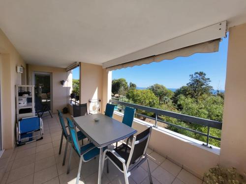 Beach 5 mins walk,Wi-fi,AC,Pool,Parking,Elevator near au petit creux