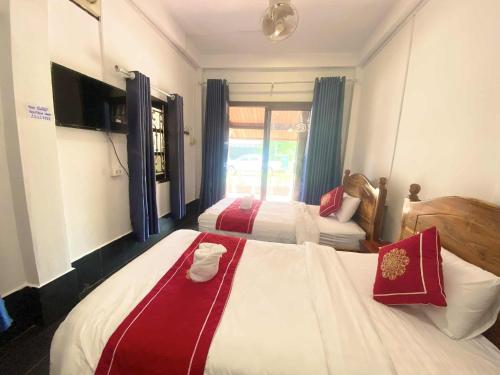 Superior Twin Room image 6