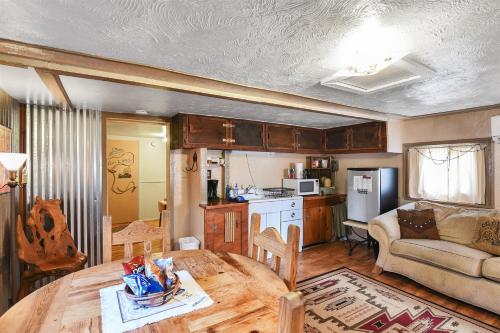 Facilities, Rustic Adventure w Historic Log Cabin Forest Views 20 minutes from Flagstaff Now with Wi-Fi in Parks