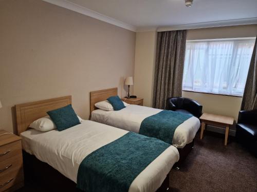 Twin Room image 10