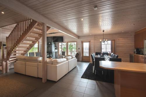 Large lakeside cabin in Tahko, No added fees in Нилсия