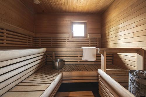 Large lakeside cabin in Tahko, No added fees in Нилсия
