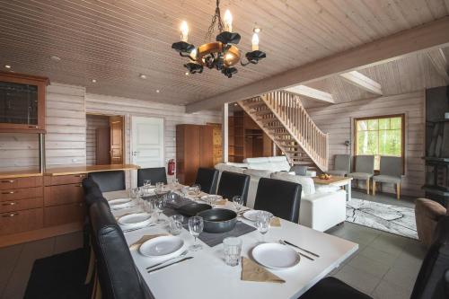 Large lakeside cabin in Tahko, No added fees in Нилсия