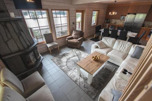 Large lakeside cabin in Tahko, No added fees in Нилсия