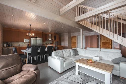 Large lakeside cabin in Tahko, No added fees in Нилсия