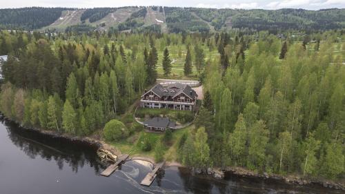 Large lakeside cabin in Tahko, No added fees in Нилсия