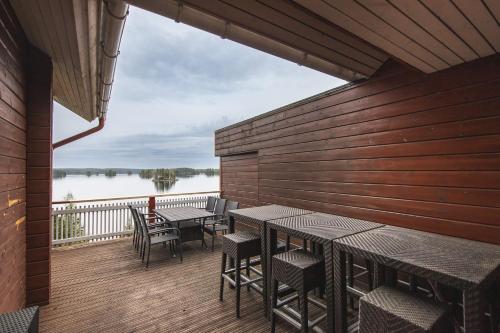 Large lakeside cabin in Tahko, No added fees in Нилсия