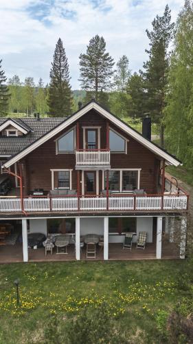 Large lakeside cabin in Tahko, No added fees in Нилсия