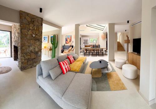 Villa Boucharel, grande piscine, a 10 min a pied de la plage in Saint Aygulf