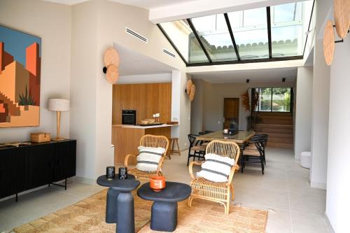 Villa Boucharel, grande piscine, a 10 min a pied de la plage in Saint Aygulf