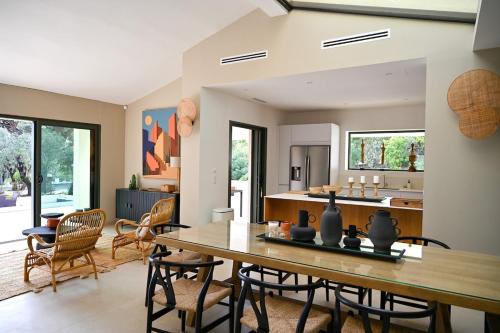 Villa Boucharel, grande piscine, a 10 min a pied de la plage in Saint Aygulf