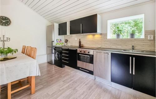 주방, 2 Bedroom Amazing Home In Falkenberg in 팔켄베리