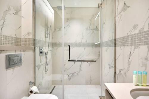 STAY BY LATINEM Luxury 1BR Holiday Home OPA2401 near Burj Khalifa, Dubai (photo 2)