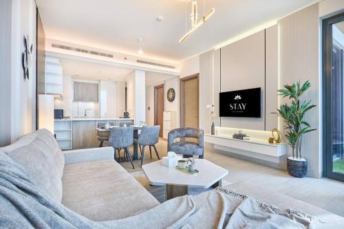 STAY BY LATINEM Luxury 1BR Holiday Home OPA2401 near Burj Khalifa, Dubai (photo 3)