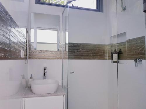 Bathroom, Beach-side cottage with the pool North Maroubra close to Coogee in Maroubra