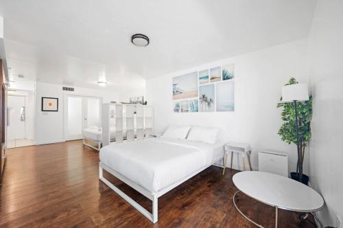Cozy Ocean Drive Studio - Roof top Pool and Bar