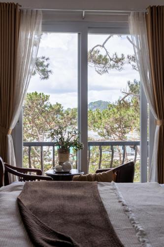 TTR Joy Apart Hotel near Thien Vien Truc Lam