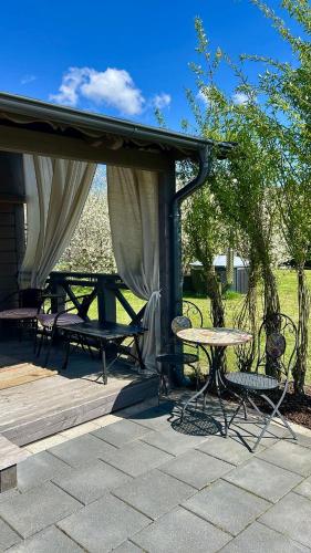 Dārzs, Goldingen Stone Retreat - Hot Tub and Nature in Kandava