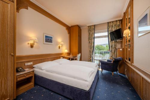 Comfort Double Room with Balcony and Lake View image 2