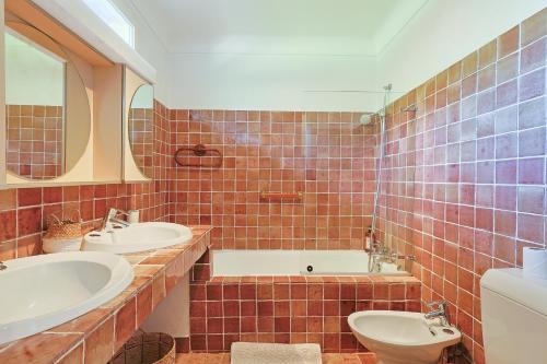 Seven-Bedroom House image 10