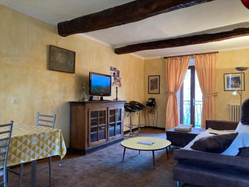 Charmant appartement dans maison de village in กราส