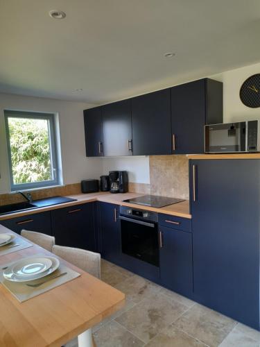 Kitchen, Le Cottage des Forges in Longueil