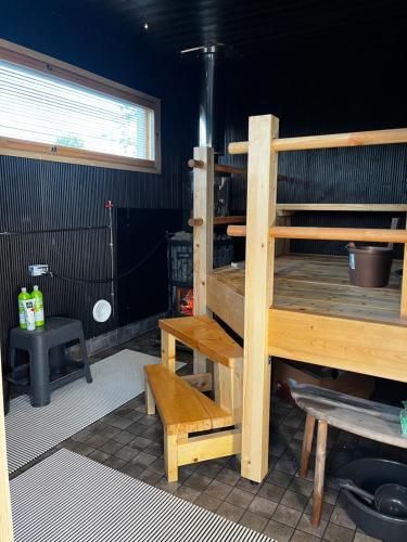 Sauna, tupa ja poreallas joen varrella, Pori (fotografie 3)