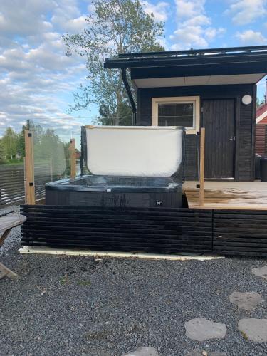 Sauna, tupa ja poreallas joen varrella, Pori (fotografie 2)