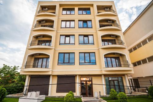 One-Bedroom Apartment with Balcony