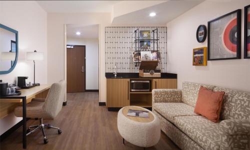 King Room with Wet Bar image 3