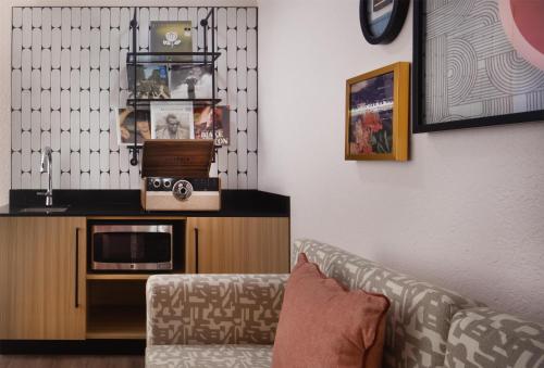 King Room with Wet Bar image 2