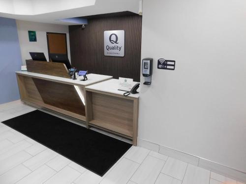 Quality Inn Pontiac - 로비