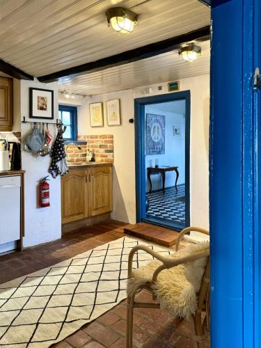 Beachfront escape with eclectic dog-lover charm in 斯米格咸恩