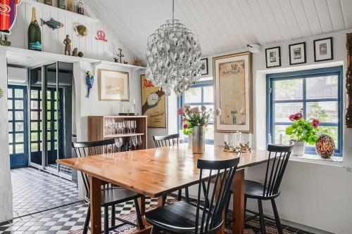 Beachfront escape with eclectic dog-lover charm in 斯米格咸恩