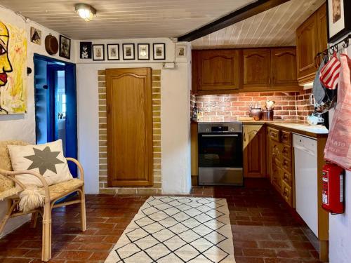 Beachfront escape with eclectic dog-lover charm in 斯米格咸恩