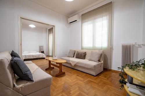 Phoebe 3BR apartment in Neos Kosmos by ΜΡS, Athen