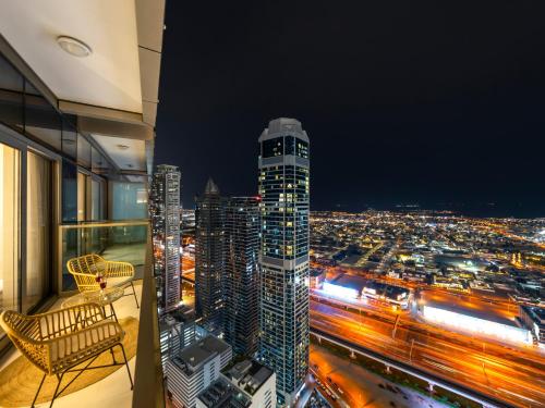 Burj View 3BDR with Rooftop Infinity Pool - image 5