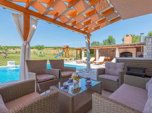 Peldbaseins, Villa Maria with Outdoor Pool - Five Bedroom Villa with Outdoor Pool in Otavice