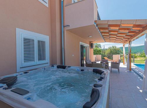 Peldbaseins, Villa Maria with Outdoor Pool - Five Bedroom Villa with Outdoor Pool in Otavice
