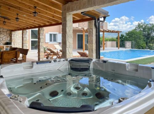 Peldbaseins, Villa Maria with Outdoor Pool - Five Bedroom Villa with Outdoor Pool in Otavice