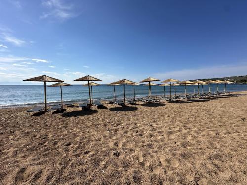 Ef Zin - Zaga Beach House in Koroni Town Center