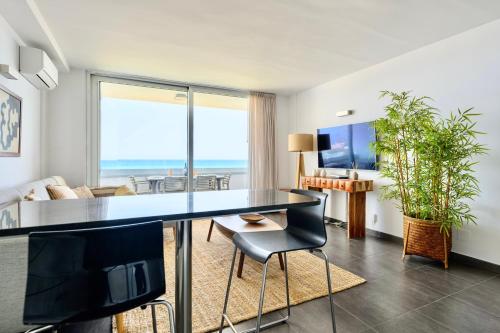 Charming 2 Bedroom Retreat with Beachfront Views 2